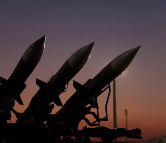 وحيدة تحت نيران العدو: إيران تحارب وروسيا والصين على الحياد