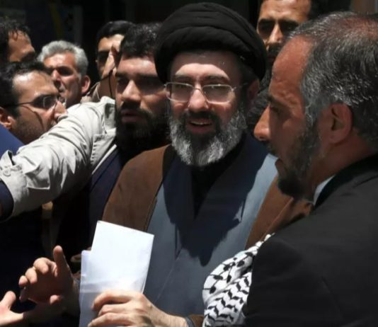 من هو مجتبى خامنئي الذي خلف والده في قيادة إيران بعد سنوات من النفوذ في الظل؟