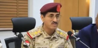 وزير الدفاع يعلن توجهاً لتعزيز اللامركزية العسكرية وتوسيع صلاحيات المحافظين في إدارة القوات