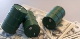 تراجع أسعار النفط مع بحث سحب قياسي من الاحتياطيات الاستراتيجية