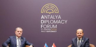 الزنداني يبحث مع نظيره الأذربيجاني تعزيز التعاون الثنائي في منتدى أنطاليا الدبلوماسي