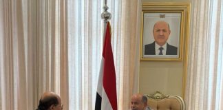 الخنبشي ورئيس الوزراء يبحثان تعزيز الأداء الحكومي وتطوير العمل المؤسسي