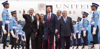 فانس يحط في إسلام آباد لرسم ملامح الاتفاق مع إيران.. وصفقة “الأصول المجمدة” تلوح في الأفق