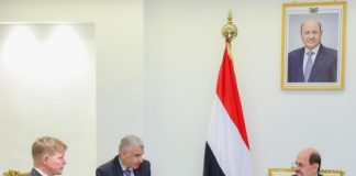 رئيس الوزراء يؤكد للمبعوث ضرورة تسريع تبادل الأسرى والإفراج عن موظفي الأمم المتحدة