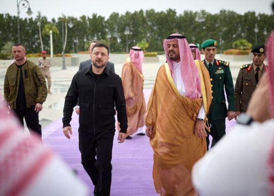زيلينسكي يصل جدة لتعزيز التعاون مع السعودية