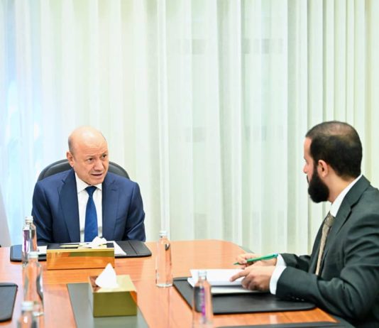 رئيس مجلس القيادة يوجه بتحفيز الطاقات للنهوض بمحافظة أبين