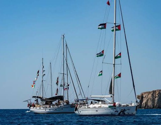 إسرائيل تعترض أسطول مساعدات غزة قرب اليونان ومنظمون ينددون بـ “القرصنة” الدولية