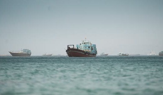 المجلس البحري الدولي يحذر من مخاطر المسيرات والألغام في مضيق هرمز