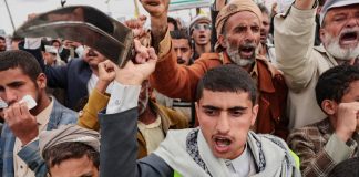 حملة مداهمات .. مليشيا الحوثي تحاصر حياً سكنياً في إب وتقتحم منازل للمواطنين