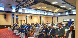 الخنبشي يدعو إلى توسيع صلاحيات السلطات المحلية وتعزيز الشراكة مع الحكومة المركزية