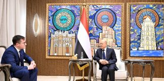 العليمي يؤكد حرص اليمن على توسيع الشراكة مع روسيا ودعم جهود إعادة الإعمار