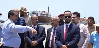 وزير النقل يتفقد ميناء المخا ويشدد على تسريع التأهيل وتطوير الخدمات البحرية
