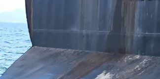 وزير النقل يوجّه بتحقيق عاجل في تلوث نفطي قبالة ميناء عدن ويتوعّد باحتجاز السفينة المتسببة