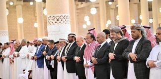 تقدمهم رئيس مجلس القيادة.. تشييع رسمي وشعبي مهيب للرئيس السابق هادي في الرياض بحضور قيادات الدولة اليمنية