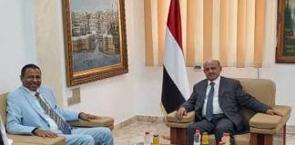 محافظ البنك المركزي يؤكد دعم برنامج الأغذية العالمي وتسهيل مهامه الإنسانية في اليمن