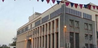 البنك المركزي في عدن: تماس كهربائي محدود في الجراج ولا أضرار أو إصابات وينفي احتراق الأرشيف