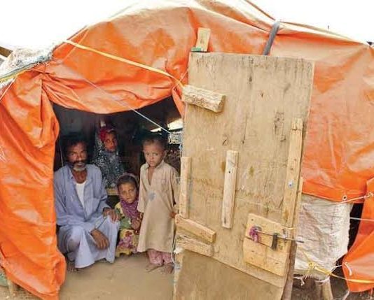 تقرير حكومي: أكثر من 40 ألف أسرة نازحة في مأرب مهددة بالكوارث وتحتاج دعماً عاجلاً للإيواء