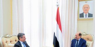 رئيس الوزراء يودّع السفير الأمريكي ويشيد بدوره في تعزيز العلاقات اليمنية–الأمريكية