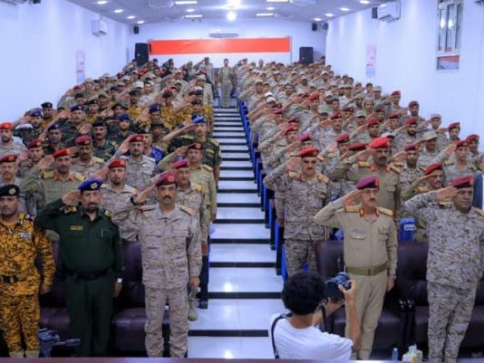 وزير الدفاع يشهد تخرج دفعة جديدة من الدورات التخصصية بهيئة العمليات ويشيد بجاهزية الكوادر العسكرية