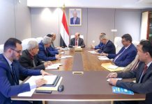 رئيس الوزراء يعقد اجتماعاً مع قيادة وزارة المالية والمصالح الإيرادية لتعزيز الإصلاحات المالية وتنمية الإيرادات وضمان الاستقرار الاقتصادي