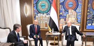 رئيس مجلس القيادة يبحث مع وفد شركة هنت النفطية الأميركية استئناف الشراكة الاستثمارية في قطاعي النفط والغاز