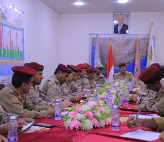 وزير الدفاع يبحث في مأرب تعزيز الجاهزية العسكرية وتطوير الأداء العملياتي للقوات المسلحة