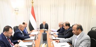 العليمي يترأس اجتماعاً حكومياً لبحث إصلاحات الاقتصاد وحلول أزمتي الرواتب والكهرباء