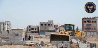 حماية الأراضي بعدن تزيل تعديات على أراضي موظفي المنطقة الحرة بالممدارة وتؤكد استمرار مواجهة البسط العشوائي