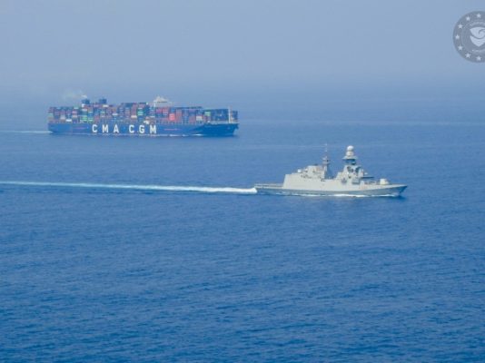 فرقاطة إيطالية تؤمّن عبور سفينة تجارية في البحر الأحمر ضمن مهمة «أسبيدس» الأوروبية