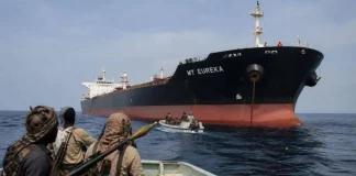 هيئة بريطانية: قوارب مشبوهة تقترب من ناقلة نفط جنوب عدن وفريق الحماية يطلق طلقات تحذيرية