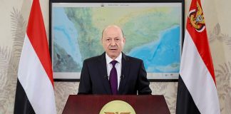 العليمي يؤكد التزام الدولة بحماية المواطنين ويحمّل الحوثيين مسؤولية تعثر السلام وأزمة مطار صنعاء