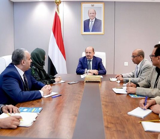 رئيس الوزراء يترأس اجتماعاً للجنة العليا لتسويق النفط لبحث استئناف التصدير