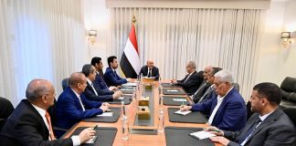 الرئيس العليمي يشيد بالتحالف البحري الدفاعي ويكشف عن إجراءات حكومية لمواجهة الابتزاز