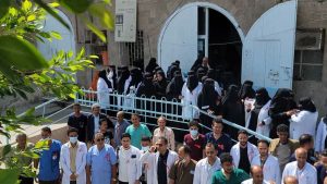 إضراب جزئي لكوادر مستشفى الجمهوري في تعز احتجاجًا على تأخر صرف مستحقاتهم المالية