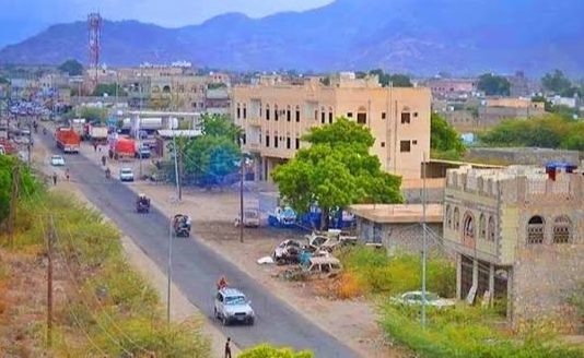 مسلحون يستولون على باص ركاب في أبين بعد إنزال المسافرين ونداءات بتدخل أمني عاجل