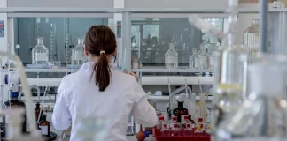 علماء يصنعون أول فيروس بالذكاء الاصطناعي لمكافحة «البكتيريا الخارقة»
