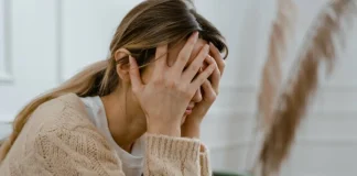 صحتك | 10 إشارات جسدية يرسلها القلق وتظنها أمراضاً أخرى.. كيف تتعامل معها؟