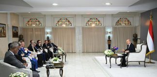 رئيس مجلس القيادة الرئاسي يؤكد أن الفرصة ما تزال متاحة للحوثيين لإلقاء السلاح والانخراط في بناء الوطن