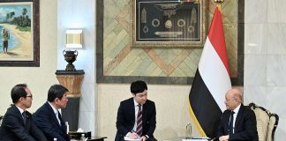 العليمي يشيد بالشراكة اليابانية ويدعو إلى توسيع التعاون لحماية أمن الممرات البحرية