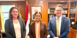 السفيرة اليمنية لدى واشنطن تبحث دعم ضحايا الألغام وتوسيع برامج التبادل الثقافي