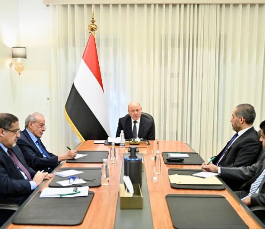 رئيس مجلس القيادة يوجه بتشديد إجراءات مكافحة التهريب وحماية موارد الدولة