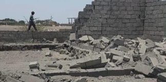 الحوثيون يستهدفون قرية سكنية بصاروخ موجه في مقبنة غربي تعز
