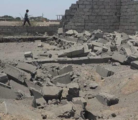 الحوثيون يستهدفون قرية سكنية بصاروخ موجه في مقبنة غربي تعز