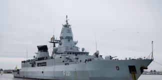 الاتحاد الأوروبي يعلن عبور سفينة تجارية بأمان في البحر الأحمر رافقتها فرقاطة إيطالية