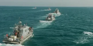 البحرية اليمنية تتصدى لـ4 زوارق حوثية انتحارية قرب جزيرتي حنيش وزقر