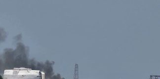انفجارات وتصاعد للدخان في ميناء المخا إثر استهداف حوثي جديد غربي تعز