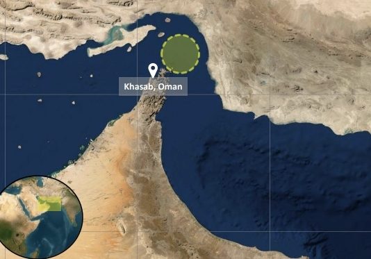 ناقلة تتعرض لمقذوف وتندلع فيها النيران أثناء عبورها مضيق هرمز