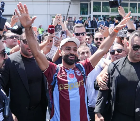 محمد صلاح يصل إسطنبول تمهيداً لإتمام انتقاله إلى “طرابزون سبور”