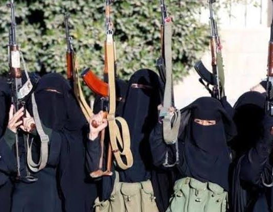 تحول لافت في استراتيجية الحوثيين…. الدفع بـ «الزينبيات» إلى خطوط النار وتوسيع نطاق مهامهن العسكرية