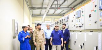 وزير الكهرباء ومحافظ عدن يتفقدان محطات التوليد ويتابعان تجهيز مخيم للنازحين